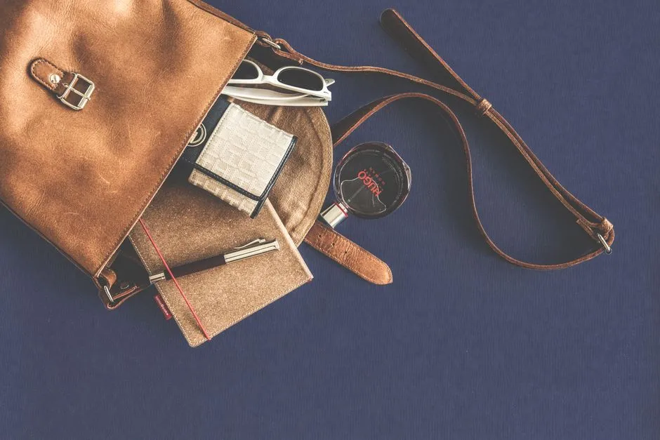 How to Organize an Everyday Bag Without Overpacking
